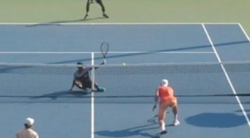 Tenista indiano vence ponto após três voleios sentado