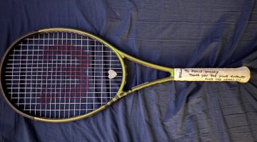 Raquete enviada por Simona Halep a dono de fã clube