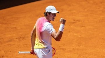 João Fonseca comemora ponto conquistado sobre Federico Coria