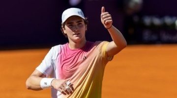 João Fonseca acena positivamente em quadra de tênis