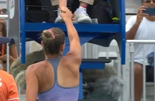 Kostyuk fechou partida com saque por baixo